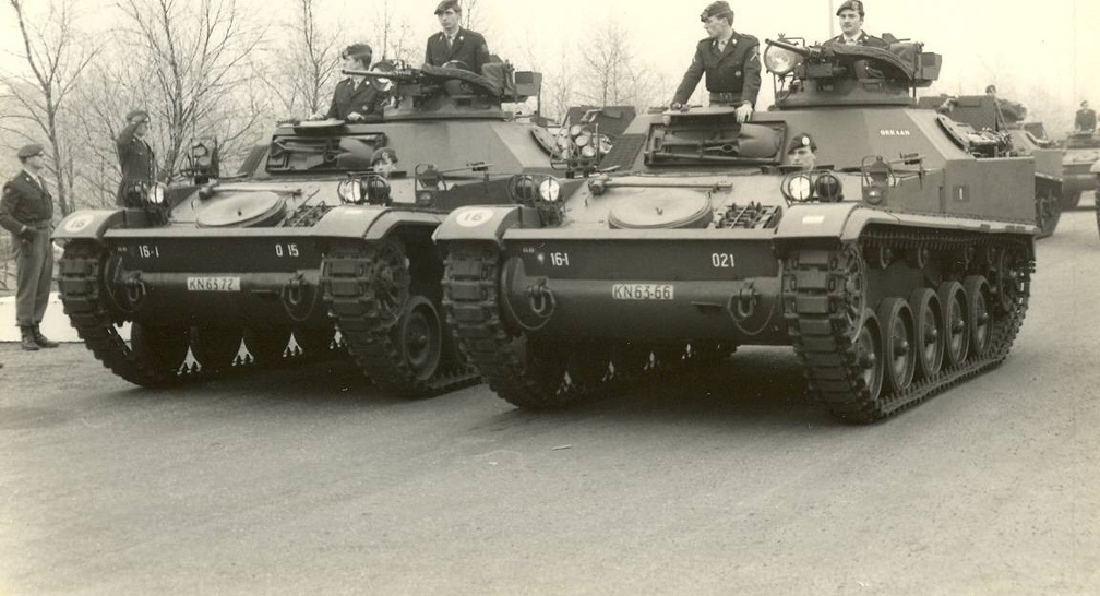 16BLJ-26 Parade 69 AMX mortierdrager 3e mrt pel afgenomen door Lt Kol Gitz commandant 16e Bat Limburgse Jagers-Chauffeur   Fer van den Berg