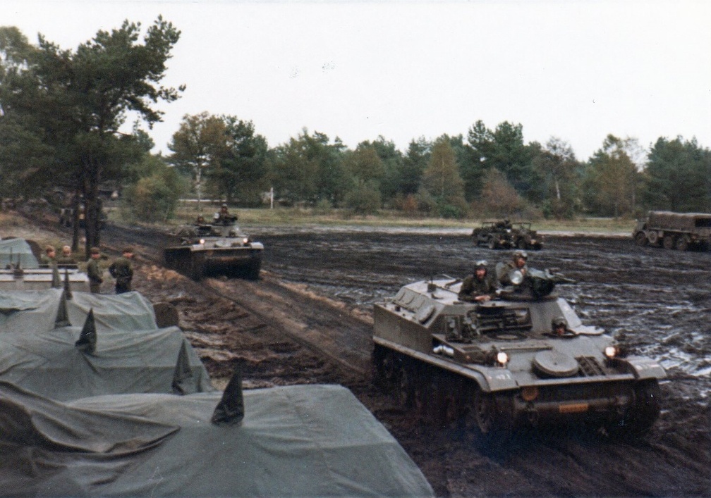 terugkomst AMXen van oefening in het opgeslagen kamp Lunenburgerheide