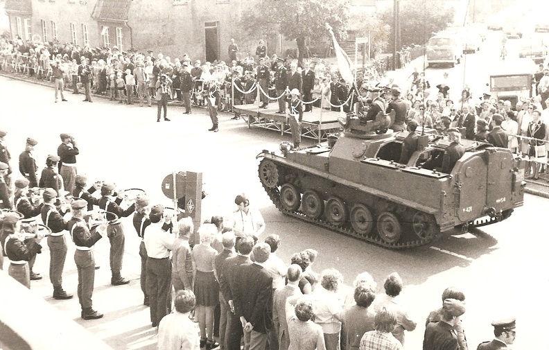 parade Koniginnedag   met Bgen Lith 1974.jpg
