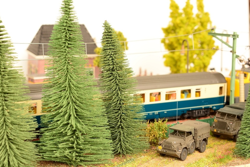Modelbouw-61 YA126 met YA328 met een trein op de achtergrond