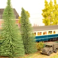 Modelbouw-61 YA126 met YA328 met een trein op de achtergrond