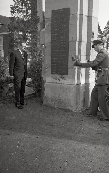 FredrikHendrik-15 Onthulling eerste Plaquette op een van de pilaren van de opude kazerne poort in Venlo oa Generaal Antoni .jpg