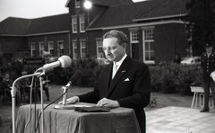 FredrikHendrik-13 Gouverneur de Rooy bij de onthullinmg monument on Venl 1964