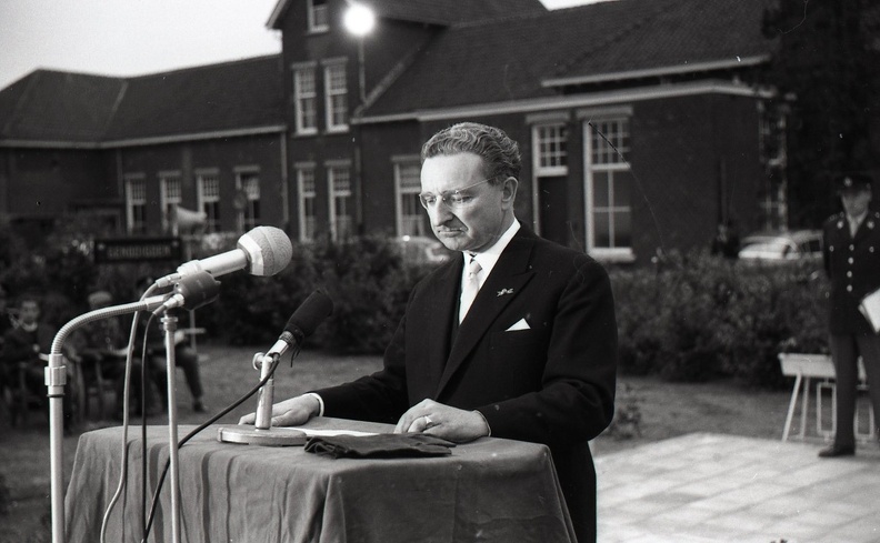 FredrikHendrik-13 Gouverneur de Rooy bij de onthullinmg monument on Venl 1964.jpg