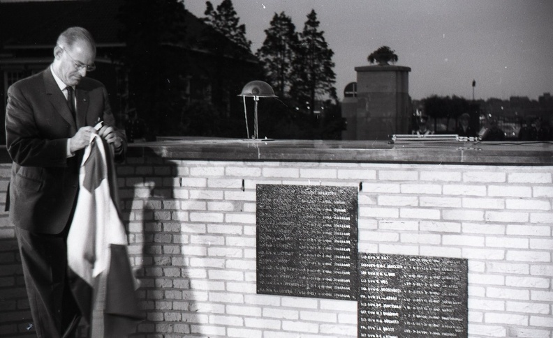 FredrikHendrik-16 onthulling plaquette op nieuwe monument in Venlo 1964.jpg