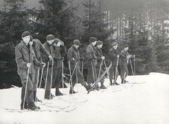 42BLJBcie-178 69-4 . Dit zijn de groepscommandanten, ski les in het Harz.