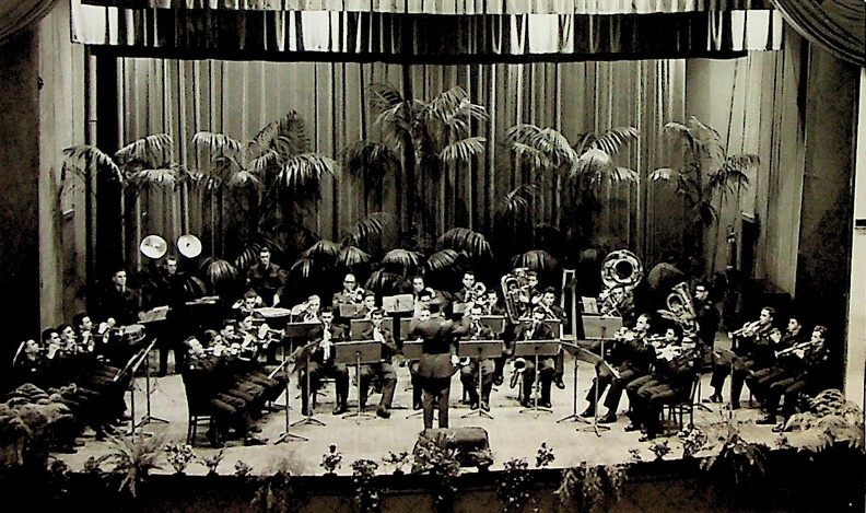 Frederik Hendrikkazerne Venlo-Blerick
Woensdag 2 maart 1960 (lipl 59-5), het concert in de Prins van Oranje Venlo - Afscheidsconcert, orkest staat onder leiding van Anne Posthumus Beediging 1956_03 niet zeker.jpg