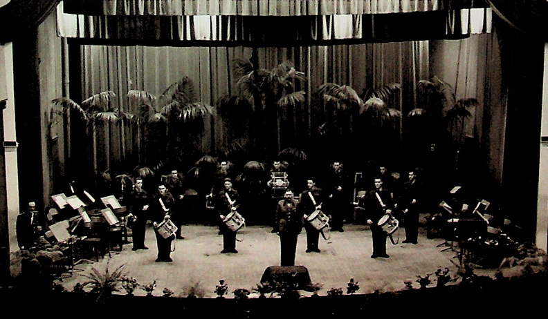 Frederik Hendrikkazerne Venlo-Blerick
Woensdag 2 maart 1960 (lipl 59-5), het concert in de Prins van Oranje Venlo - Afscheidsconcert, orkest staat onder leiding van Anne Posthumus Beediging 1956_04 niet zeker.jpg