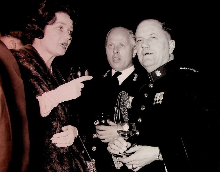 Frederik Hendrikkazerne Venlo-Blerick
Kolonel van Houweninge, kazerne commandant 2e depot 1954 Kol. J.C. van Houwelingen KazCo Venlo 1954.jpg