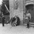 onthulling van een relief (beeldhouwer J. Maris) aan de muur van de Hervormde Kerk 01