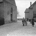 onthulling van een relief (beeldhouwer J. Maris) aan de muur van de Hervormde Kerk 07