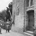 onthulling van een relief (beeldhouwer J. Maris) aan de muur van de Hervormde Kerk 03