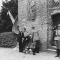 onthulling van een relief (beeldhouwer J. Maris) aan de muur van de Hervormde Kerk 02